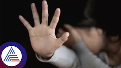 ಕಾರಟಗಿ:ಪ್ರತಿಭಾ ಕಾರಂಜಿಗೆ ಕರೆದೊಯ್ದು ವಿದ್ಯಾರ್ಥಿನಿಗೆ ಲೈಂಗಿಕ ಕಿರುಕುಳ: ಪೋಷಕರಿಂದ ಶಿಕ್ಷಕನಿಗೆ ಧರ್ಮದೇಟು!