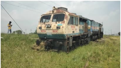 പാടത്തേക്കിറങ്ങിയ ട്രെയിൻ എഞ്ചിൻ കണ്ട് അമ്പരന്ന് നാട്ടുകാർ; പാളം തെറ്റിയത് ലൂപ്പ് ലൈനിലൂടെയുള്ള ഓട്ടത്തിനിടെ