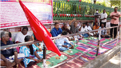 ഇലയിൽ മണ്ണ് വിളമ്പി പ്രതിഷേധം; തിരുവോണ ദിവസവും അവധിയില്ലാതെ സെക്രട്ടറിയേറ്റ് സമരങ്ങൾ