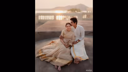 மாலையும் கழுத்துமாக மணமேடையில் அதிதி - சித்தார்த்! எளிமையாக நடந்து முடிந்த திருமணம் வைரலாகும் புகைப்படம்!