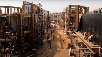 ബജറ്റ് 200 കോടി, ചിത്രീകരണം തുടങ്ങുംമുന്പേ ലഭിക്കുന്നത് 215 കോടി! വേറിട്ട പരീക്ഷണത്തിന് സംവിധായകന്