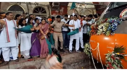 വന്ദേഭാരത് ഉദ്ഘാടന വേദിയിൽ തിക്കും തിരക്കും, വനിതാ എംഎൽഎ ട്രാക്കിലേക്ക് വീണു, രക്ഷപ്പെട്ടത് തലനാരിഴക്ക്