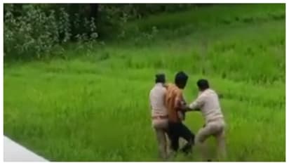 ऑटो से कूदकर कैदी फरार...कूदते-फांदते पुलिस का वीडियो वायरल