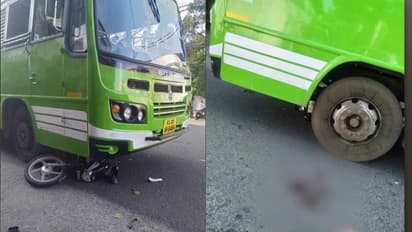 അമിത വേഗതയിലെത്തിയ സ്വകാര്യ ബസ് ബൈക്ക് യാത്രികനെ ഇടിച്ചിട്ടു, ബസ് വീണ്ടും മുന്നോട്ട് നീങ്ങി; ഗുരുതര പരിക്ക്