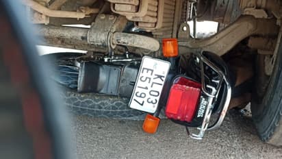 അവധി ആഘോഷിക്കാൻ ഗുണ്ടൽപേട്ടിൽ പോയ മൂന്നംഗ മലയാളി കുടുംബം ലോറിയിടിച്ച് മരിച്ചു