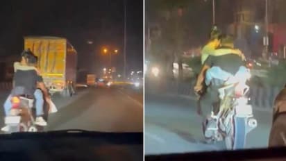 ಐಶ್ವರ್ಯಾ-ಹೃತಿಕ್‌ ಸ್ಟೈಲ್‌ ರೀತಿ ರಾಜಧಾನಿಯ ರಸ್ತೆಯಲ್ಲಿ ಜೋಡಿಯ ಖುಲ್ಲಂ ಖುಲ್ಲಾ ರೊಮ್ಯಾನ್ಸ್!