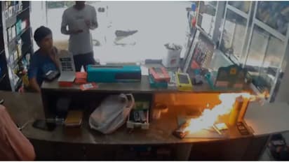 മൊബൈല് ഫോണ് പരിശോധിക്കുന്നതിനിടെ തീപിടിച്ച് പൊട്ടിത്തെറിച്ചു; സിസിടിവി ദൃശ്യം