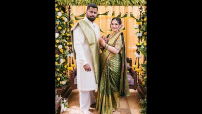 ಹಸಿರು ಸೀರೆ ಗಾಜಿನ ಬಳೆ ಧರಿಸಿ ಮರದ ಜೋಕಾಲಿಯಲ್ಲಿ ಕುಳಿತು ಸೀಮಂತ ಮಾಡಿಕೊಂಡ ಅಂಬಿ ಸೊಸೆ! 