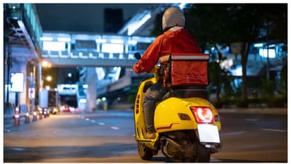 18 മണിക്കൂർ ജോലി ചെയ്ത ഡെലിവറി ഏജന്‍റ് കുഴഞ്ഞു വീണ് മരിച്ചു; തൊഴിൽ നിയമങ്ങളെവിടെയെന്ന്  ചൈനീസ് സോഷ്യൽ മീഡിയ 