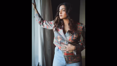 PHOTOS: Parvathy Thiruvothu rocks chic semi-formal look, SEE stunning pics from viral photoshoot