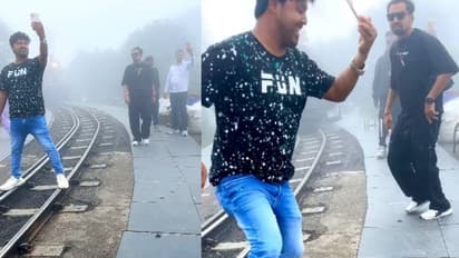 ഞെട്ടിക്കുന്ന ദൃശ്യങ്ങൾ; ഹോൺ മുഴക്കിയിട്ടും മാറിയില്ല, ജീവൻ വരെ പണയപ്പെടുത്തി സെൽഫി