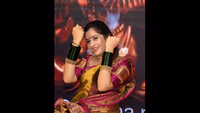 ಸೋನಲ್ ಮೊಂತೆರೋ ಬಳೆ ಶಾಸ್ತ್ರ ಫೋಟೊಸ್ ವೈರಲ್… ಮೂಗು ಬೊಟ್ಟು ಇದ್ರೆ ಇನ್ನೂ ಚೆನ್ನಾಗಿರ್ತಿತ್ತು ಎಂದ ಫ್ಯಾನ್ಸ್