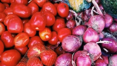  தக்காளி, வெங்காயம் ஒரு கிலோ இவ்வளவு தானா.? சந்தோஷத்தில்  கூடை நிறைய அள்ளிச்செல்லும் இல்லத்தரசிகள்