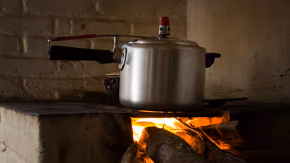 பிரஷர் குக்கர் மூடியின் ரப்பர் தளர்ந்துவிட்டதா? அப்போ இதை செய்யுங்க!