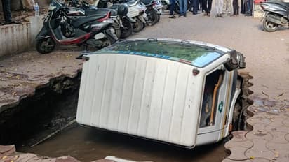 ಲಾರಿಯ ರಸ್ತೆ ನುಂಗಿತ್ತಾ? ನೋಡವ್ವಾ ಸೆಕೆಂಡಿನಲ್ಲಿ ಮಾಯವಾದ ಪುಣೆ ಕಾರ್ಪೋರೇಶನ್ ಟ್ರಕ್!