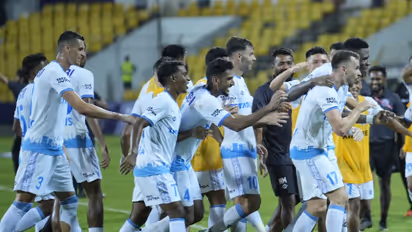 আইএসএল-এর মঞ্চে ধুন্ধুমার লড়াই, মুম্বই সিটি এফসির জাল ছিঁড়ে কি গোল দেবে জামশেদপুর এফসি?