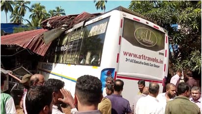 ബെംഗളൂരുവിൽ നിന്ന് കേരളത്തിലേക്കുള്ള ബസ് നിയന്ത്രണം വിട്ട് കടയിലേക്ക് ഇടിച്ചു കയറി; മൂന്ന് പേര്ക്ക് പരിക്ക്