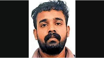 തട്ടുകടയിൽ നിർത്തിയപ്പോൾ കൈവിലങ്ങുമായി ഇറങ്ങിയോടി; തെളിവെടുപ്പിനിടെ രക്ഷപ്പെട്ട പ്രതിയെ തേടി പൊലീസ്