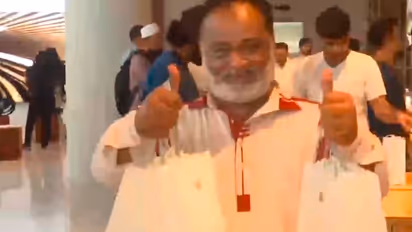 ಹೆಂಡ್ತಿ ಮಕ್ಕಳಿಗಾಗಿ ಒಟ್ಟೊಟ್ಟಿಗೆ 5 ಐಫೋನ್‌ 16 ಪ್ರೋ ಮ್ಯಾಕ್ಸ್‌ ಖರೀದಿ: ಈತ ಫೋನ್‌ಗಾಗಿ ಎಲ್ಲೋ ಕ್ಯೂ ನಿಂತಿಲ್ಲ