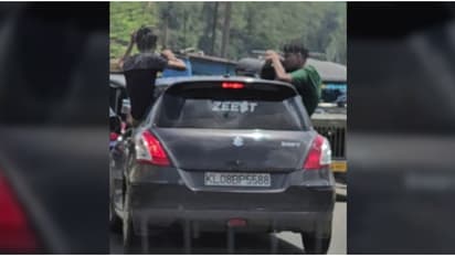 റോഡിൽ എന്തുമാകാമെന്നോ? പിന്നാലെ വന്നവർ ക്യാമറയിൽ പകർത്തി; മൂന്നാറിലെ ദൃശ്യങ്ങൾ കണ്ട എംവിഡി അന്വേഷണം തുടങ്ങി