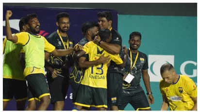 പത്ത് പേരിലേക്ക് ചുരുങ്ങിയിട്ടും കണ്ണൂര് വാരിയേഴ്സിനെ സമനിലയില് പിടിച്ചുകെട്ടി തിരുവനന്തപുരം കൊമ്പന്സ്