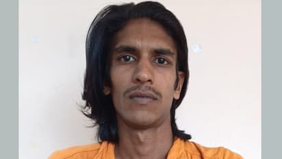 പൂട്ടുതകർത്തു, വിദ്യാർത്ഥികളിൽ നിന്ന് പിടികൂടിയ ഫോണുകളും ലാപ് ടോപുകളുമെടുത്ത് ഗൾഫ് ബസാറിൽ, ഒരാള് പിടിയിൽ