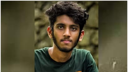 ബൈക്കുകൾ കൂട്ടിയിടിച്ച് യുവാവിന് ദാരുണാന്ത്യം, അമ്മയടക്കം 2 പേർക്ക് പരിക്ക് 