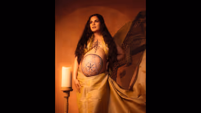 ರೀಚಾ ಚಡ್ಡಾ ಪ್ರಗ್ನೆನ್ಸಿ ಫೋಟೋ ಶೂಟ್ ವೈರಲ್ : ಹೊಟ್ಟೆ ತೋರಿಸಿದ್ದಕ್ಕೆ ನೆಟ್ಟಿಗರ ಸಿಟ್ಟು