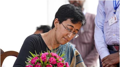 शपथ लेकर भी मुख्यमंत्री की कुर्सी पर क्यों नहीं बैठी आतिशी? खुद बताई वजह