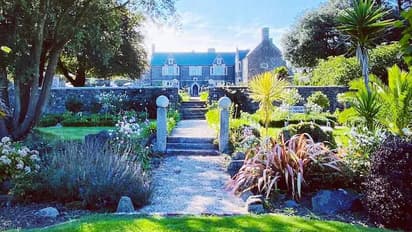 16 കോടിക്ക് വാങ്ങിയ സ്വപ്നബം​ഗ്ലാവ്, എത്തിയപ്പോൾ കുളിമുറിയും ലൈബ്രറിയുമടക്കം ഒന്നുമില്ല, തകർന്ന് ദമ്പതികൾ