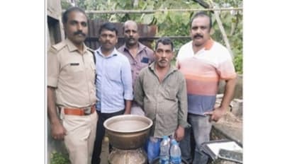 രണ്ട് ലിറ്റർ ചാരായവും 30 ലിറ്റർ കോടയും വാറ്റുപകരണങ്ങളുമായി ഒരാൾ പിടിയിൽ