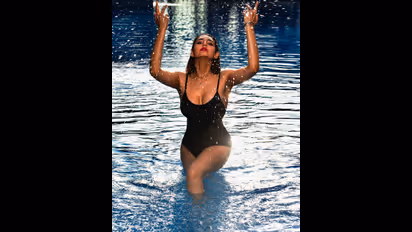 ಸ್ವಿಮ್ ಸೂಟ್ ಧರಿಸಿ ನೀರಿಗಿಳಿದು ಪೋಸ್ ಕೊಟ್ಟು ಪಡ್ಡೆಗಳ ಎದೆಗೆ ಬೆಂಕಿ ಹಚ್ಚಿದ ತುಪ್ಪದ ಬೆಡಗಿ