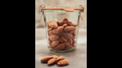 யாரெல்லாலாம் பாதாம் சாப்பிடக் கூடாது? சாப்பிட்டால் என்ன ஆகும்?