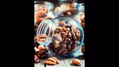 வால்நட்டில் நிறைய நன்மைகள் இருக்கு.. ஆனா இவங்க சாப்பிட்டால் வேற மாதிரி ஆகிடும்!