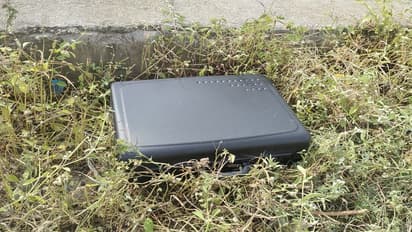 ಕೋಲಾರದಲ್ಲಿ ಆತಂಕಕಾರಿ ಸೂಟ್ಕೇಸ್ ಪತ್ತೆ: ವಿಚಿತ್ರವಾದ ಶಬ್ದದಿಂದ ಭಯಭೀತರಾದ ಜನತೆ..!