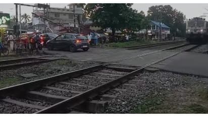 ഗേറ്റ് അടയ്ക്കാൻ വൈകി, വാഹനങ്ങൾ ട്രാക്കിന് സമീപം, ട്രെയിൻ നിർത്തിയിട്ടു, സംഭവം കൊല്ലത്ത് -വീഡിയോ