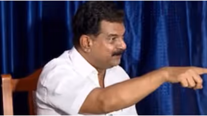 'കായലരികത്ത് വലയെറിഞ്ഞപ്പോ വളകുലുക്കിയ സുന്ദരി', പാട്ടുപാടി അൻവർ പറഞ്ഞത്! 'ഒന്നേമുക്കാൽ കൊല്ലം എംഎൽഎ ഉണ്ടാകും'