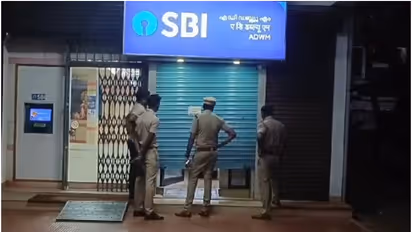 തൃശൂരിൽ മൂന്നിടങ്ങളിൽ വൻ എടിഎം കൊള്ള; എടിഎം തകർത്തത് ഗ്യാസ് കട്ടർ ഉപയോഗിച്ച്, 65 ലക്ഷം കവർന്നെന്ന് നിഗമനം