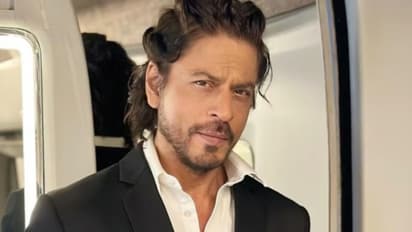 शाहरुख़ खान पर टूटा फैंस का प्यार, एयरपोर्ट पर अफरा-तफरी का वीडियो वायरल