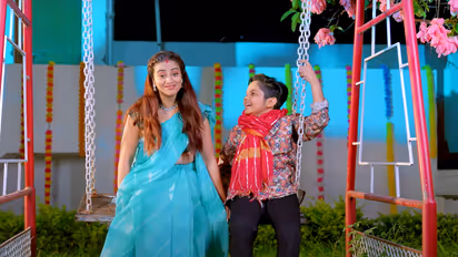 Bhojpuri actress Akshara Singh's latest Navratri song 'Devar Saathe Darshan Mai Ke' OUT (Video)