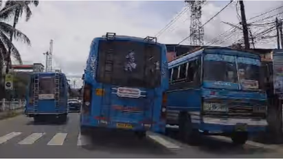 എംവിഡി ഉദ്യോ​ഗസ്ഥന്റെ കാറിന് മുന്നിൽ  ബസ് ഡ്രൈവറുടെ അപകട ഡ്രൈവിങ് 'ഷോ'; കൈയോടെ പൊക്കി, ലൈസൻസും റദ്ദാക്കി