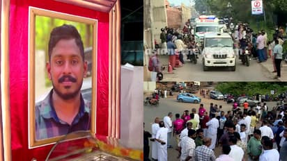 കണ്ണീരോടെ... അർജുനെ ഏറ്റുവാങ്ങി കേരളം; ആദരാഞ്ജലി അർപ്പിക്കാൻ ജനത്തിരക്ക്; വിലാപയാത്ര കോഴിക്കോട് ജില്ലയിൽ