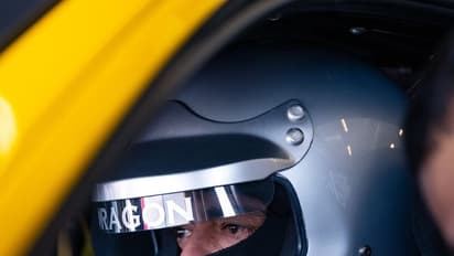 மீண்டும் கார் ரேஸில் கலந்து கொள்ளும் அஜித்! வெறித்தனமாக தயாராகும் வைரல் போட்டோஸ்!