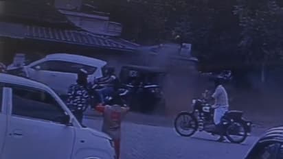 ലക്കിടിയിൽ നിയന്ത്രണം വിട്ട കാർ നിർത്തിയിട്ട ഓട്ടോയിലും ബൈക്കിലും ഇടിച്ചു, പെട്ടിക്കടയിൽ ഇടിച്ചുനിന്നു