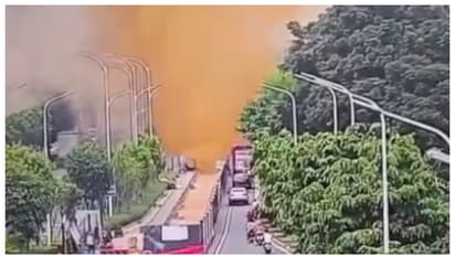 വഴിയേ പോയ വാഹനങ്ങളിൽ 'അമേധ്യ വർഷം, സീവേജ് പൈപ്പ് പൊട്ടിത്തെറിച്ചത് രണ്ട് കെട്ടിടത്തോളം ഉയരത്തിൽ; വീഡിയോ വൈറൽ 