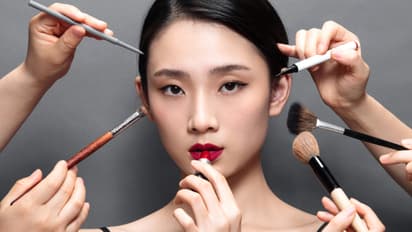 എല്ലാ ദിവസവും മേക്കപ്പ് ചെയ്യുന്നവരാണോ? എങ്കില്, ശ്രദ്ധിക്കേണ്ട കാര്യങ്ങള്