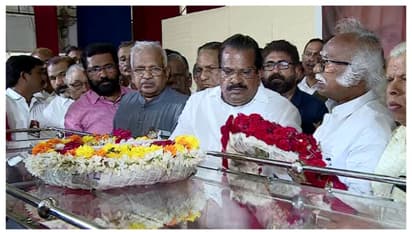 പുഷ്പന് അന്ത്യാഭിവാദ്യം അർപ്പിച്ച് നേതാക്കൾ; തലശ്ശേരിയിൽ പൊതുദർശനം തുടരുന്നു; സംസ്കാരം 5 മണിക്ക്