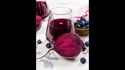 உடலுக்கு ஆரோக்கியத்தை மட்டும் தரும் பீட்ரூட் ஜூஸ்... ஆனா 'இவங்க' குடிக்கவே கூடாது.. ஏன் தெரியுமா?