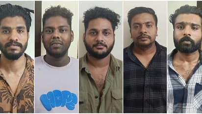 തൃശൂർ - പത്തനംതിട്ട സ്വദേശികളായ റോഷന്, ഷിജോ, സിദ്ദിഖ്, നിശാന്ത്, നിഖില്; കാർ തടഞ്ഞ് സ്വർണം തട്ടി, പിടിവീണു