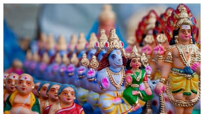 வீட்டில் கொலு வைக்க போறீங்களா? எந்த படியில் எந்த பொம்மை வைக்க வேண்டும் தெரியுமா?